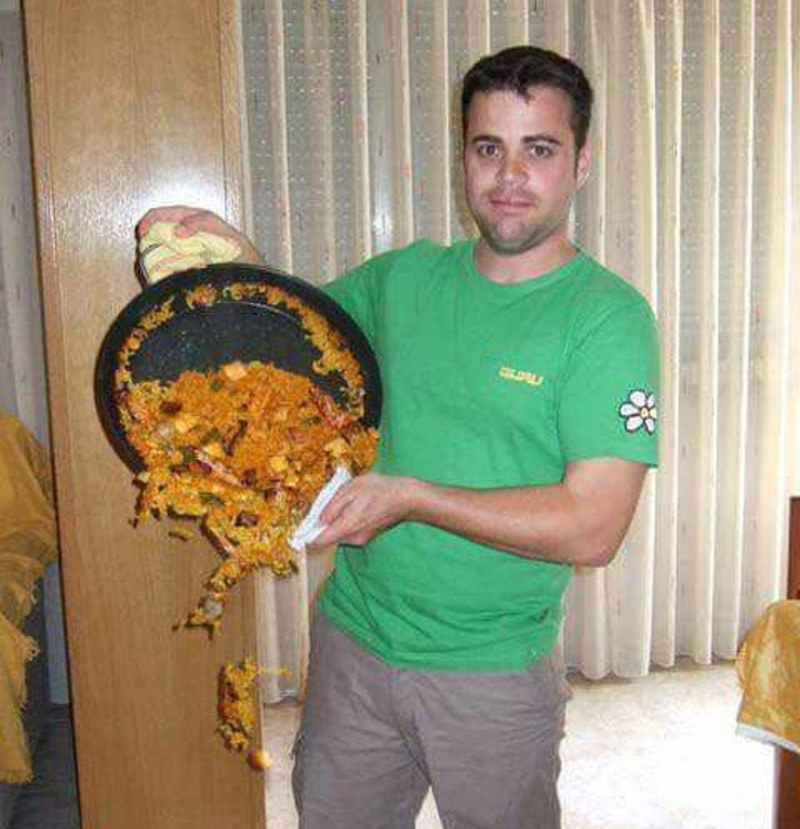 "Look, I've cooked paella!"
