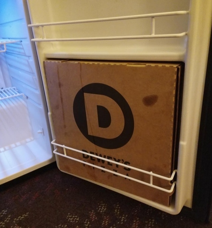 The way this pizza box fits in this hotel fridge door
