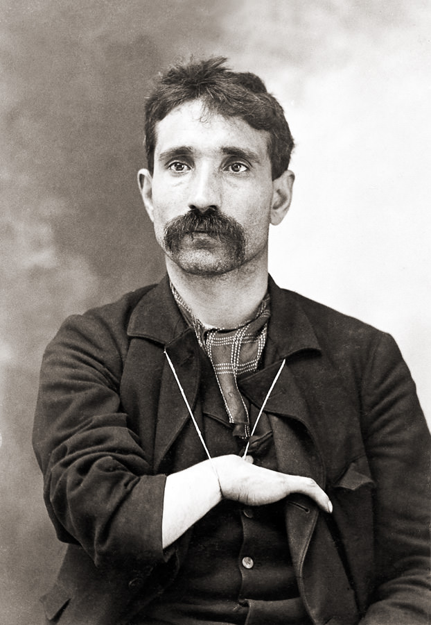 US Crime Boss Giuseppe Morello posing for an arrest photo in NYC, US in 1902. His hand has been deformed from birth and looked like a claw.
