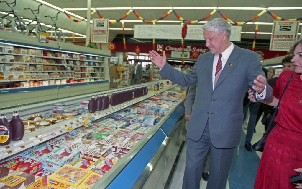 An amazed Boris Yeltsin doing his unscheduled visit to a Randall’s supermarket in Houston, Texas, 1990