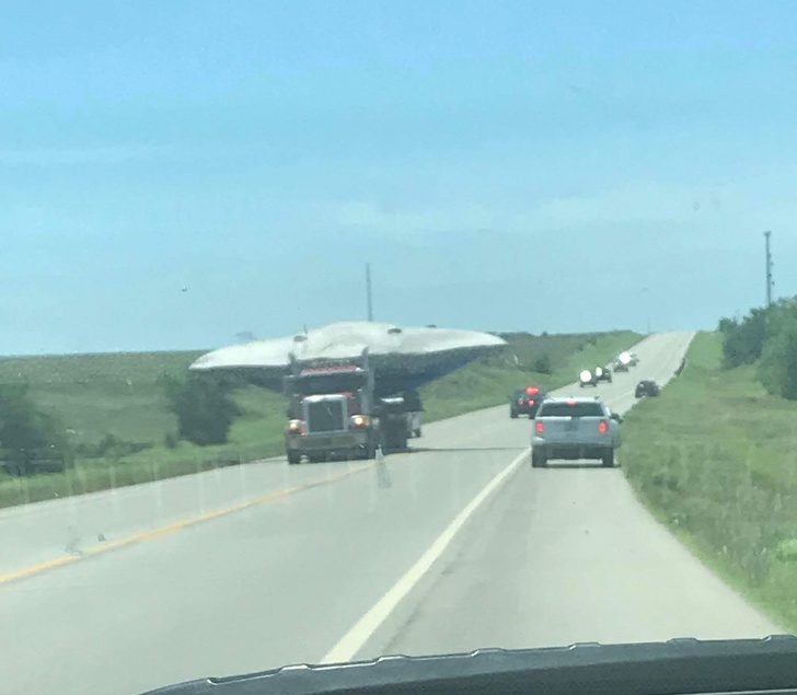 “Looks like this truck is transporting a UFO.” The photo depicts the process of the transportation of an F-35 fighter plane.