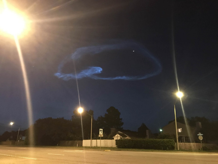 “I saw this cloud on my way to work yesterday at 5 AM. Other than this, the sky was completely clear.” No, it’s not an alien sign like the one from The Arrival (although some people really hoped it was.) It’s just a trail left by the American launch vehicle Antares. The launch was performed on May 21.