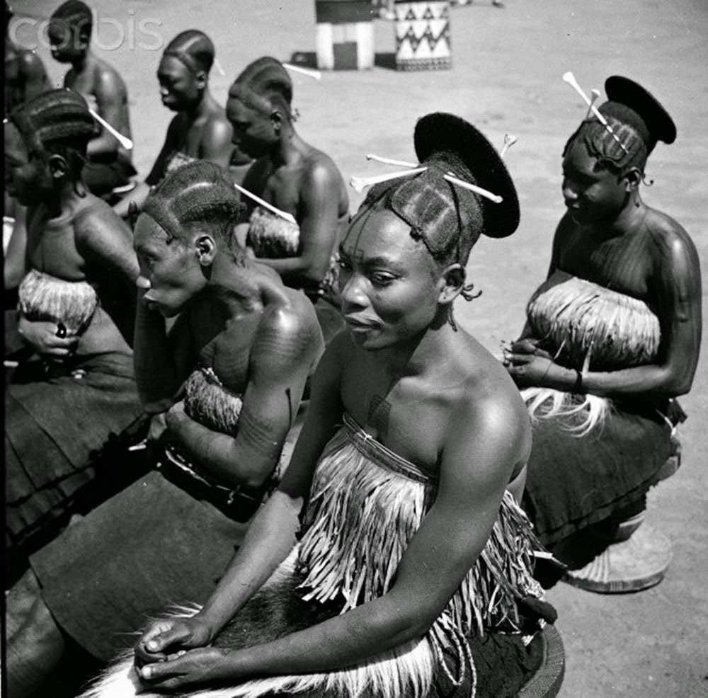 Women with elongated skulls from the Mangbetu tribe in the Congo in 1958.