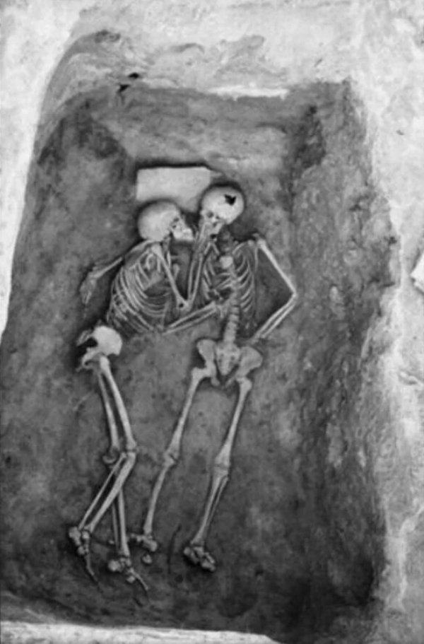 2800 year old kiss