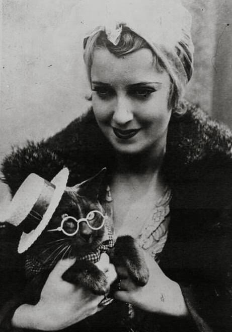 A woman with her cat in the US in 1930.
