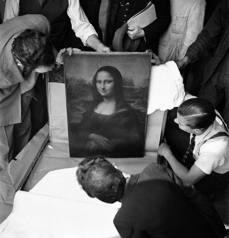 The “Mona Lisa” returning to the Louvre museum, after WWII, Paris 1945