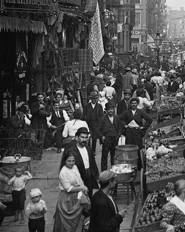 Italian immigrants at Mulberry Streey, New York City, 1900