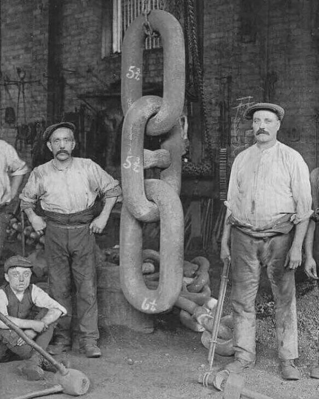 Men stand with the giant chain links that were forged for the Titanic’s Hingley anchor, 1910.