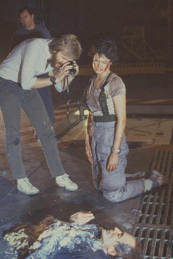 James Cameron and Sigourney Weaver blocking the shot with Lance Henriksen, Aliens 1986.