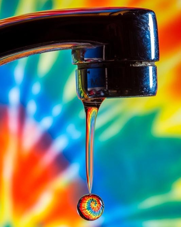 These look like movie special effects but it’s just a tap and a waterdrop refracting light from a tie-dye shirt.