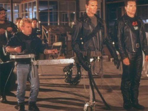 Arnold Schwarzenegger stands next to his animatronic self prior to a scene where he is shot up in Terminator 2: Judgement Day (1991).