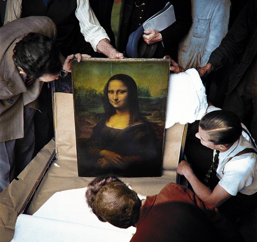 Unpacking Mona Lisa at the end of World War II in 1945.
