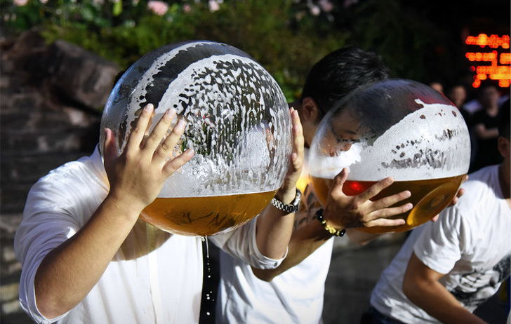 A competition for who drinks more beer in a Chinese province