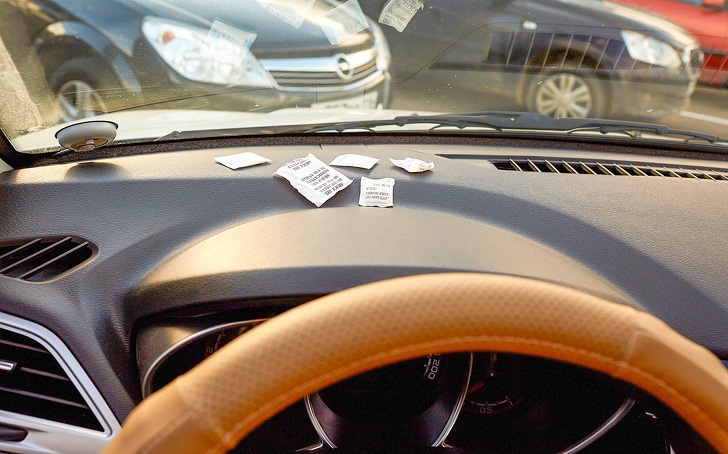 Do you still throw the little paper bags from shoe boxes away? It’s probably because you don’t know about their cool features.

For example, if you put these bags near the windshield in your car, they can stop it from getting foggy. It’s because they contain small pieces of silica gel that absorb moisture very well.