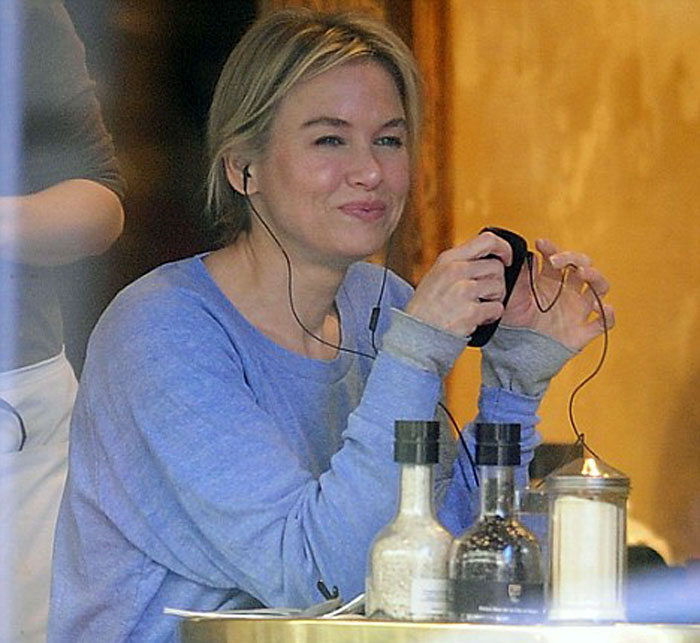 "Renee Zellweger - I served her once when I was honestly having a really shitty day. She had 3 kids in tow, dressed in yoga pants and a tshirt.. nothing about her screamed celebrity and I was focused on other stuff. I messed up twice on her order and she honestly couldn't have been nicer about it "Oh no problem, just bring it when you can, etc etc" Still went out of her way to make small talk.. I only found out who she was when I went to run her credit card and it said "R K Zellweger". Kids all thanked me after the meal and she gave me a hug on the way out and an amazing tip for subpar service. It was a total dream"