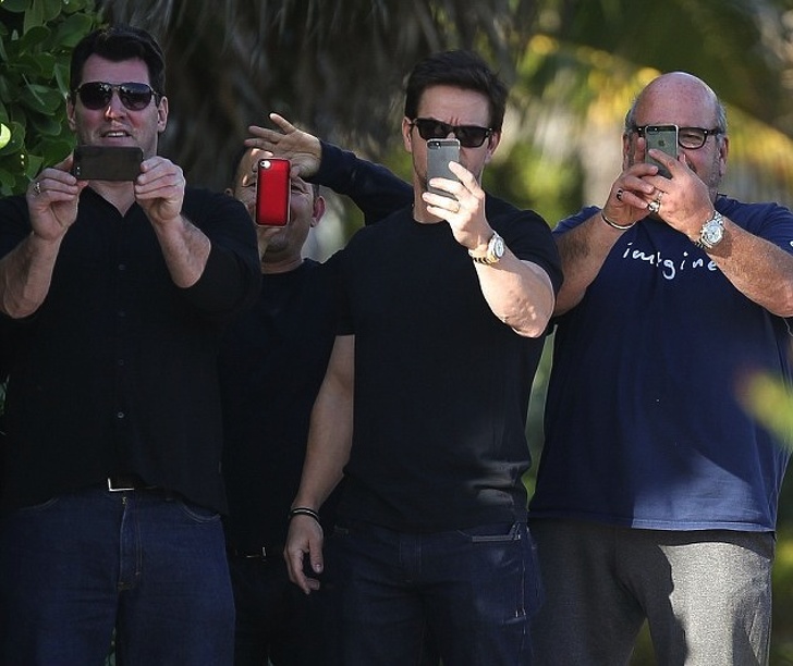 Mark Wahlberg calls on his friends to fight the paparazzi.