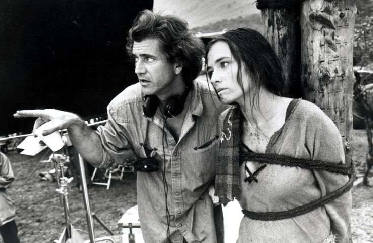 Mel Gibson directs Catherine McCormack prior to a scene in Braveheart (1995).