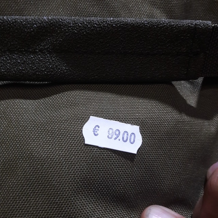 There are 2 different style 9s on this price tag.