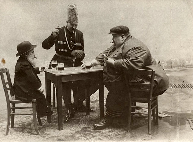 The shortest, tallest, and fattest men of Europe drinking and playing cards together in 1913
