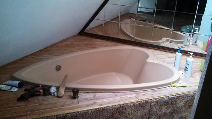 I Recently Moved Into A 70s Porn Motif Dream Home. This Is My Bathtub