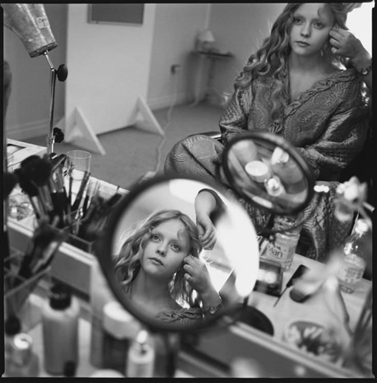 Christina Ricci getting her hair done for a scene in Sleepy Hallow (1999).