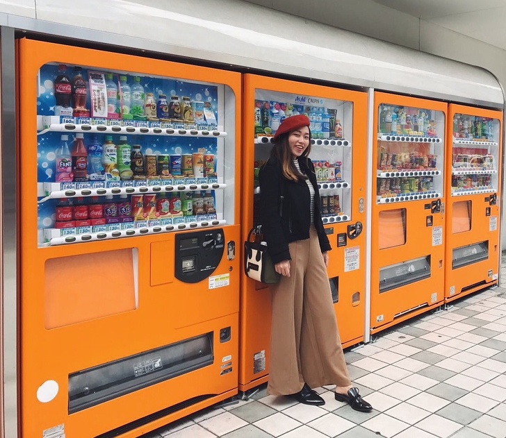 japanese futuristic vending machine