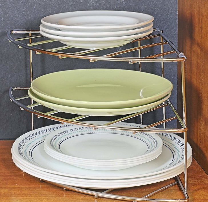 A corner plate organizer