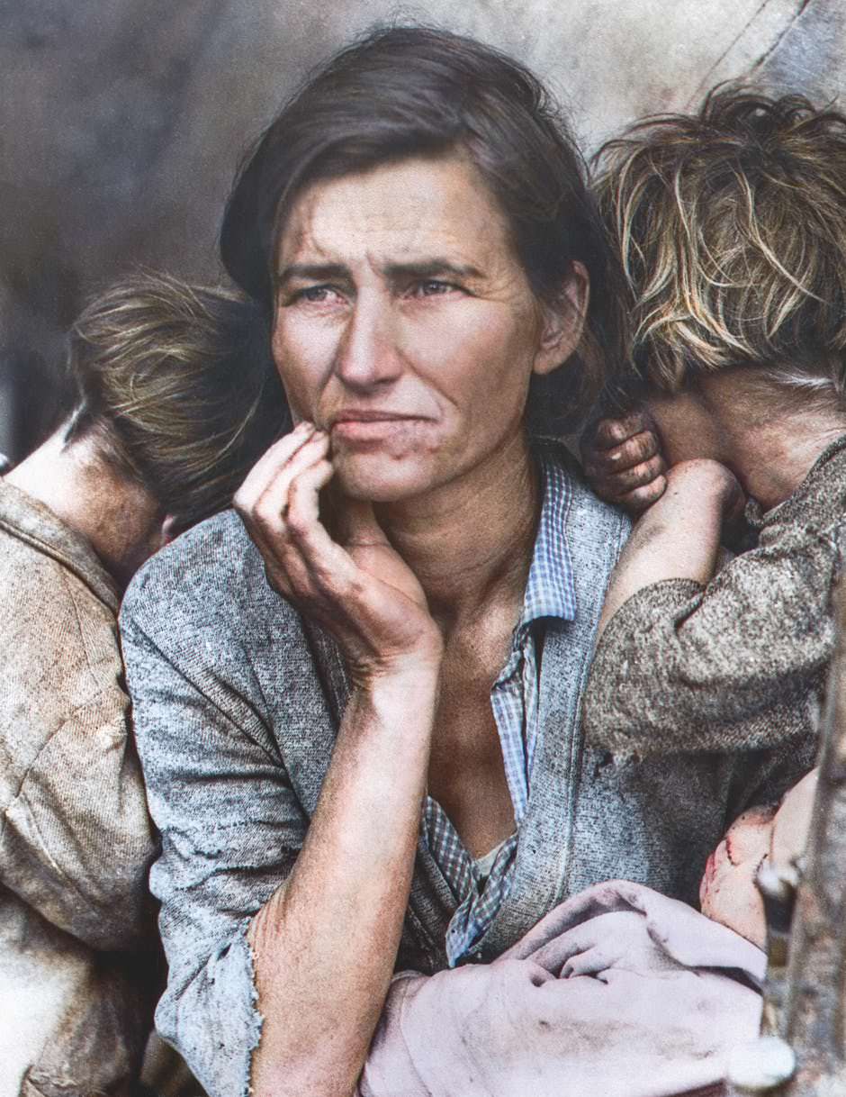The photo of Florence Owens (32) with her daughters Katherine and Norma became a symbol of misery during the economic review of the United States of America in the 1930s. There was little work, families were destitute, droughts had turned millions of acres of farmland into a desert. The portrait was taken at a pea picker camp on the edge of Highway 101 in California.

Florence Owens was typical of the time. She was descended from displaced Native Americans and spent her life pocketing ten children of four different men and moving across the country in search of work. The photo was taken by Dorothea Lange, a 40-year-old photographer who, on behalf of US President Franklin D. Roosevelt's relocation agency, shot at all those portraits that had lost their homes and jobs due to the 1929 Wall Street crash. Long boss, Roy Emerson Stryker, described the recording as the "ultimate" photo of the age.
