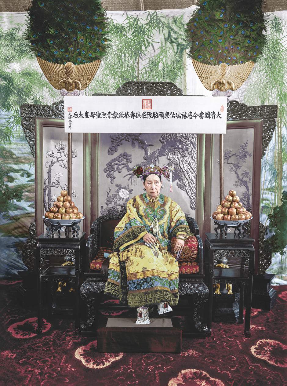 After the Second Opium War, when Emperor Xianfeng fled Beijing with his Qing Dynasty, a politically talented woman came to power: Empress Dowager Cixi. Together with the highest-ranking Empress Dowager Cian Cixi took over the regency for her still underage son Tongzhi (1856-1875, Emperor from 1861) and after his early death even for her nephew Guangxu (Emperor from 1875 to 1908).

Cixi and Cian ruled out of the background as women were not officially allowed to attend the governmental meetings of male incumbents. Cixi pursued an open but authoritarian policy toward Western technology and educational issues, often causing problems in her conservative environment.

The photo shows Cixi in 1903, five years before her death. At that time she had been in control of China for four decades. The photo shot diplomat son and amateur photographer Xunling.