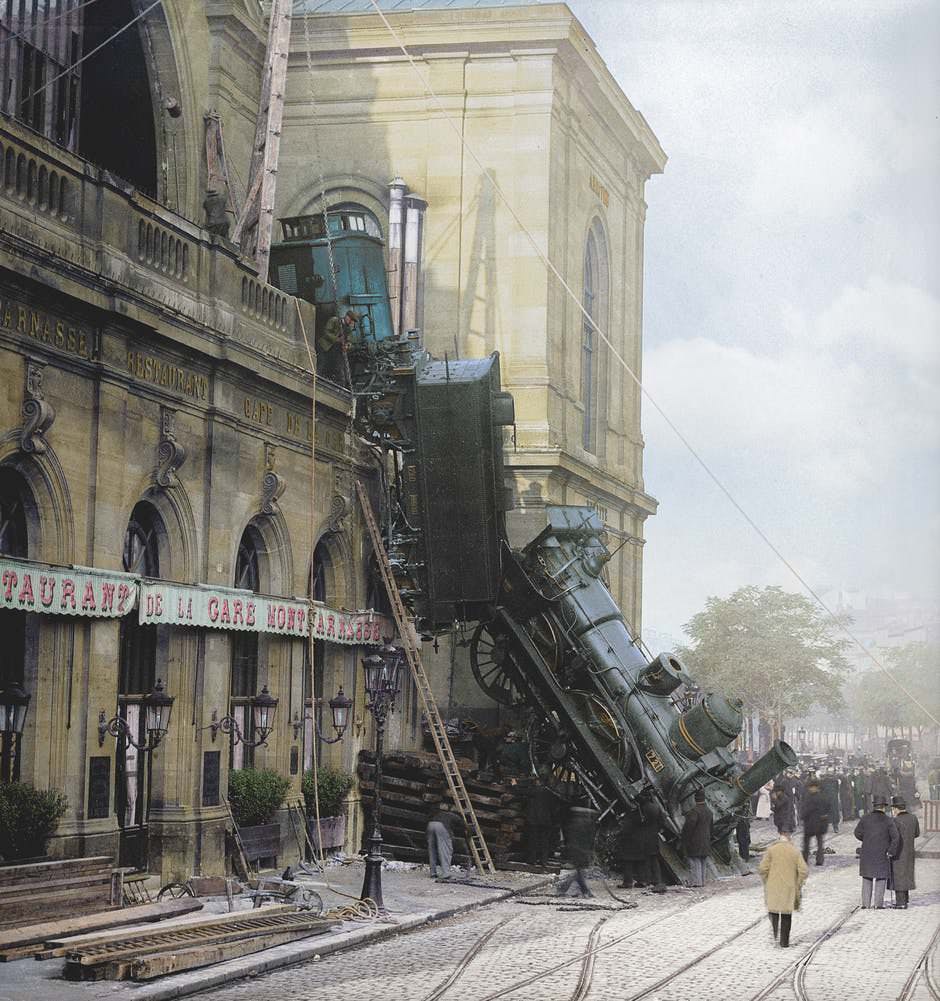 The accident on Montparnasse
It is one of the most famous railway accidents in history: the accident at the Montparnasse train station in Paris on 22 October 1895. A train that drove from Granville to Paris did not come to a halt at the end of the track but overflowed both the buffer stop and the platform , then broke through the outer wall of the terminus and crashed on the Place de Rennes. Dozens of Parisian photographers came running to capture this spectacular accident with their cameras.

This photo was published by the agency Léon & Lévy, which specialized in postcards. In the derailment, only one person died: Marie Augustine Aguillard, a newspaper saleswoman, who was killed by falling debris.