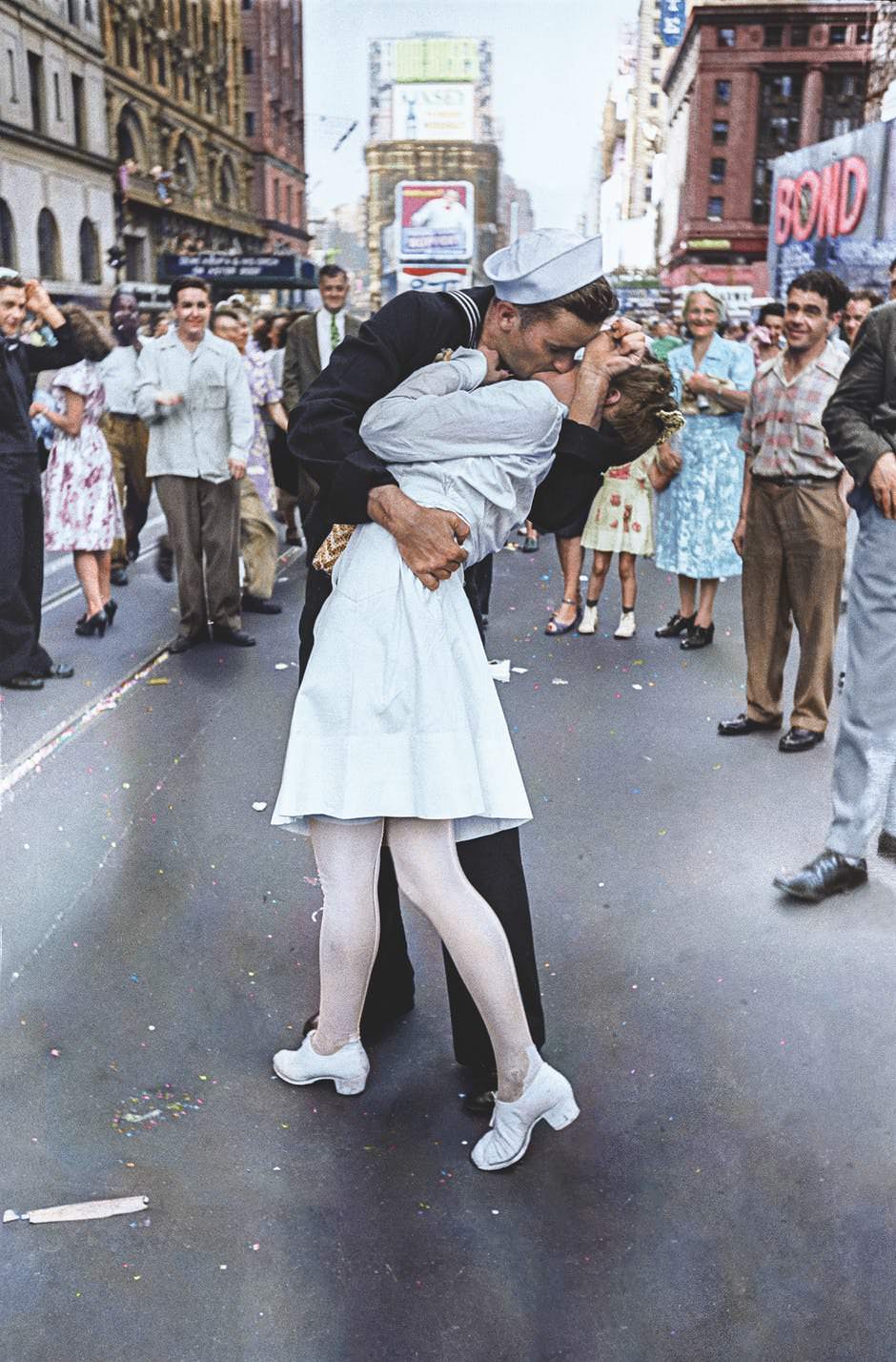 "VJ Day"
On August 14, 1945 Manhattan was in ecstasy. The crowds celebrated the "Victory over Japan Day" in the streets of the city, the capitulation of Japan. Among them was the photographer Alfred Eisenstaedt. He discovered a sailor who cockily grabbed "every girl in sight". So Eisenstaedt ran after this sailor and photographed how he wrapped his arms around a nurse in New York's Times Square and kissed uncontrollably while she was still clutching her purse.

A week later, the photo was published in Life Magazine and thus a symbol of joy over the end of the war. The names of the two participants remained unknown.