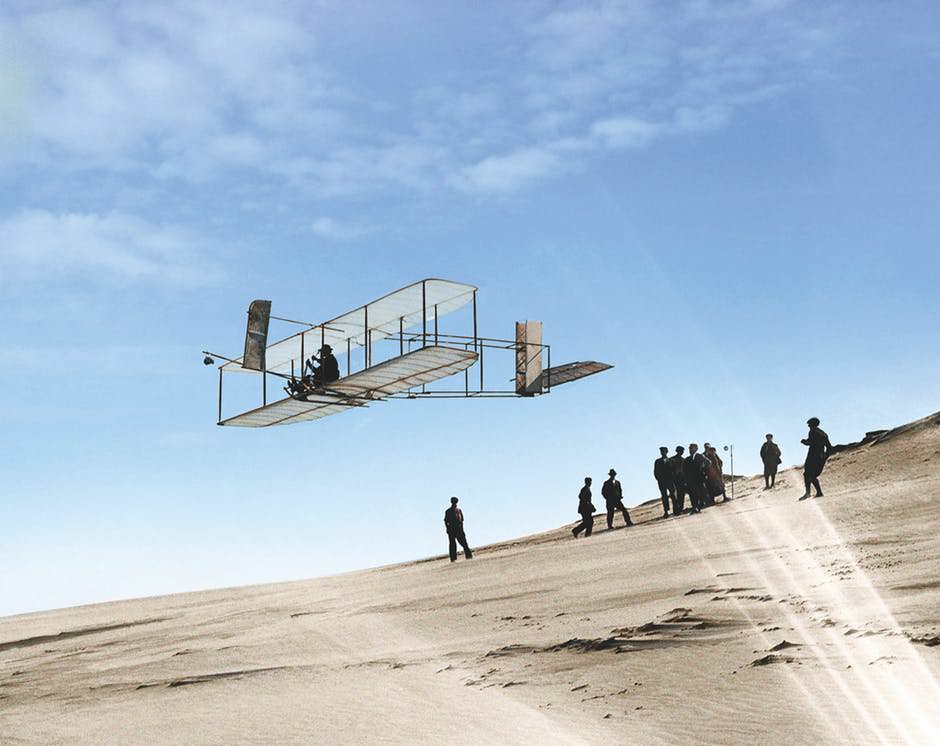 The Wright brothers.
It was on the windy dunes of Kill Devil Hills near Kitty Hawk, North Carolina, where the Orville brothers and Wilbur Wright tried more than 700 glider flights. On December 17, 1903, they finally managed the first successful flight with an aircraft that was heavier than air and had an engine. The flight took twelve seconds and went down in history.

The brothers called the aircraft Wright Flyer. It was a spruce biplane piloted by a pilot lying on his stomach. After four short flights that day, the fragile device was seized by a strong gust of wind and destroyed.

The Wright brothers continued to work on improvements. In 1908, they managed to keep an aircraft in the air for more than an hour. Their public performances in Europe and the US made the two famous. Later, they founded a flight school in Ohio and sold ready-made planes.