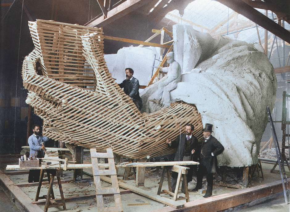 The Statue of Liberty.
The photo was taken in 1881 in the Paris workshop of the foundry Gaget, Gauthier & Co and shows artisans working on the left hand of the later Statue of Liberty. It holds a Tabula ansata, an inscription on the date of the American Declaration of Independence, July 4, 1776. The sculptor of the monumental neoclassical statue of the Libertas Roman goddess of liberty was Frédéric Auguste Bartholdi.

The project originated as a joint project of French and American citizens. The figure was made in parts in France and later built on site in the US on the base, for which the Americans were responsible. The statue was unveiled on October 28, 1886 in New York Harbor as a landmark. Its outer shell is almost completely made of copper. Only after decades, when the copper was slowly oxidized, did we come up with the familiar green shade. Together with the base Lady Liberty measures 93 meters.