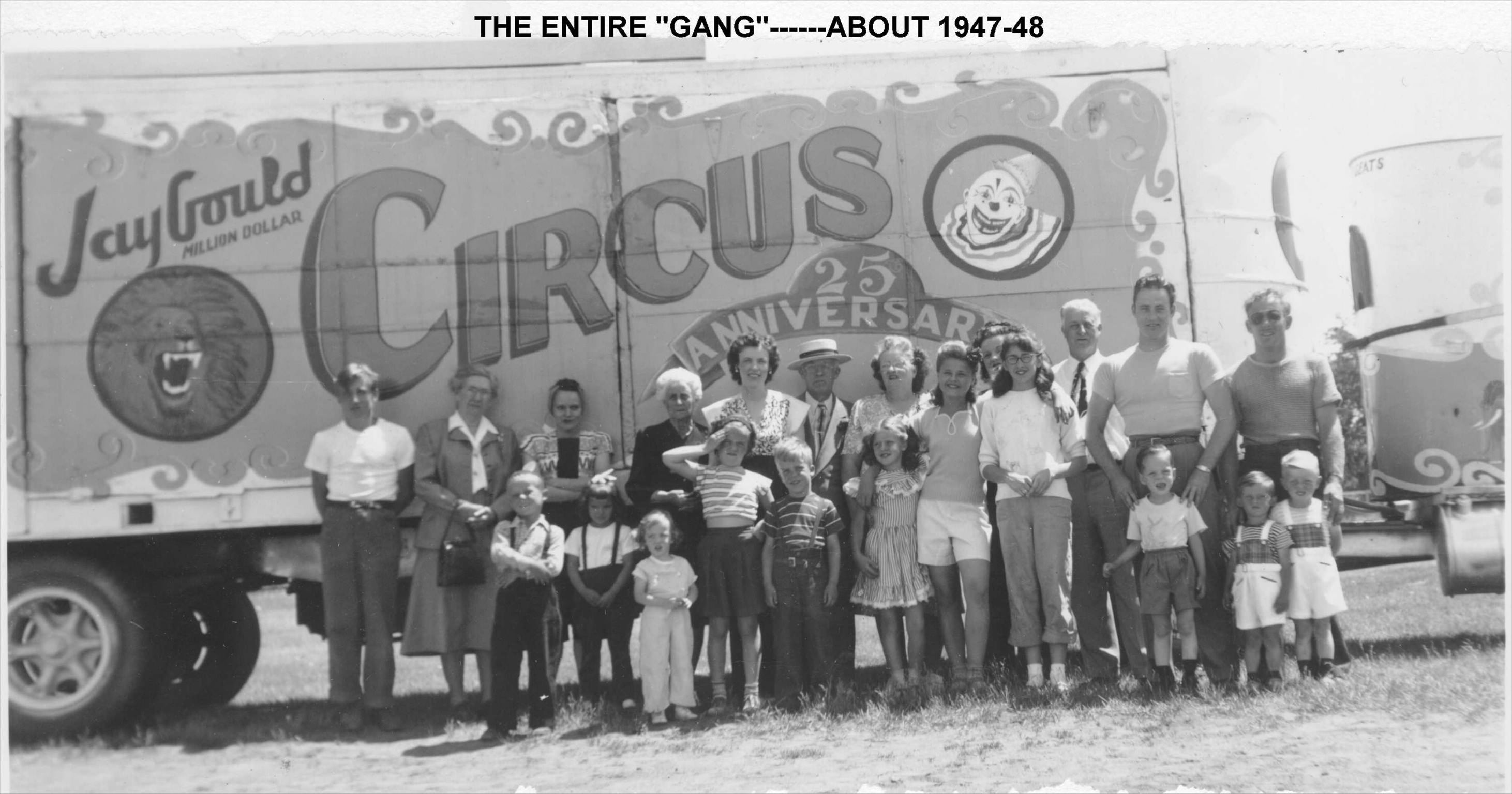 15 pics from Circus life in the 1940's