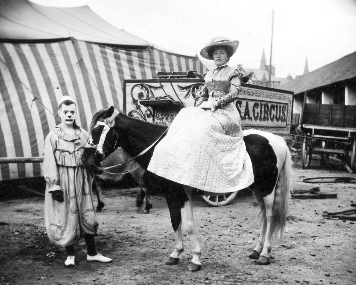 15 pics from Circus life in the 1940's