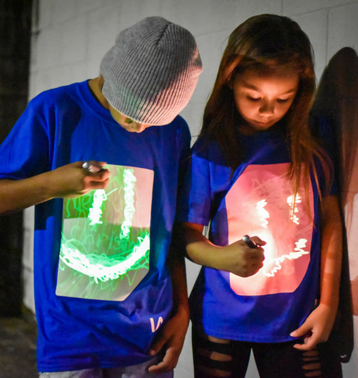 With these creative T-shirts you can let your kids draw on their clothes.