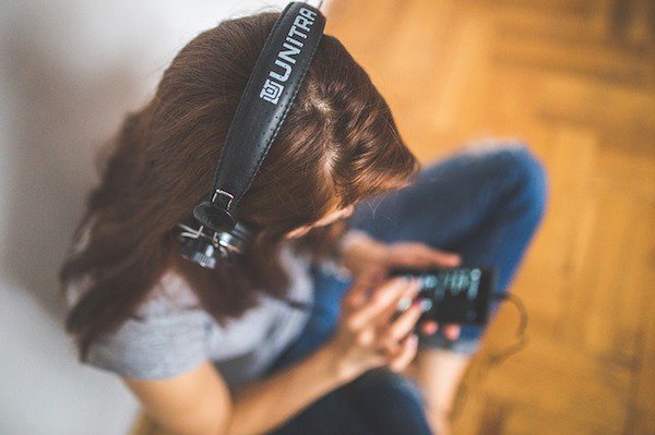 Listen to classical music while you study.
According to studies, music is a neat trick to help people focus and retain information while studying. But the genre makes a difference. They found that rap, hip hop and rock negatively affect concentration, while classical and instrumental work best. This is because lyrics and vocals tend to be distracting.