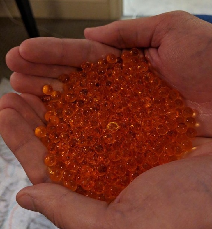 A handful of delicious caviar? No, those are hydrogel balls. They’re used to make cooling masks and compresses.