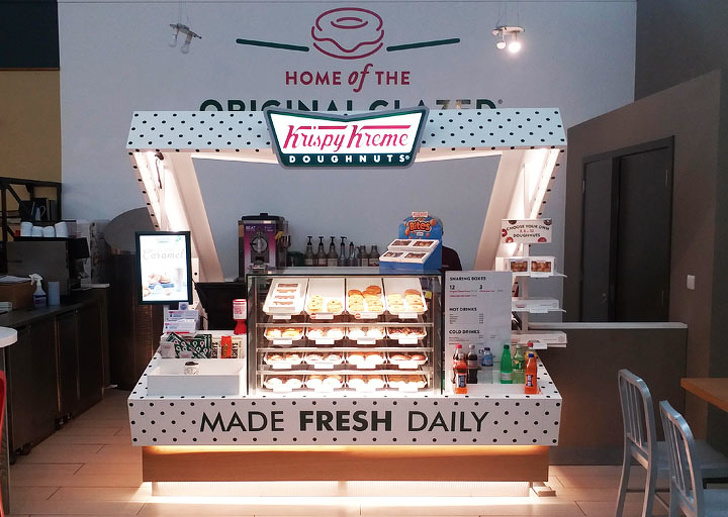 This stall resembles an open box of doughnuts.