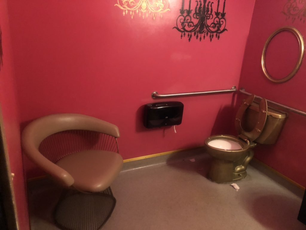 28 Bathrooms That Will Haunt You