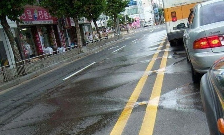 In South Korea, rainwater is stored through a hydraulic system so it can later clean up the streets.