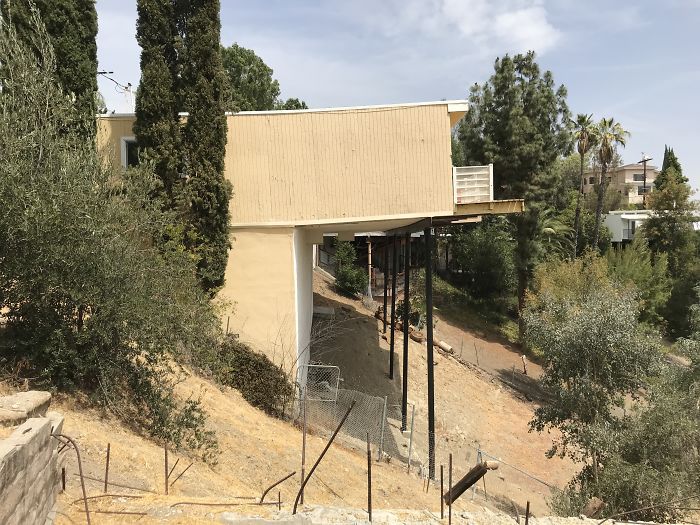 This one is subtle but the property is shifting like crazy! The back wall is bowing quite a bit and in the top right, where the stilts connect to the overhang, you can see the waviness of the connections and how unstable it really is.