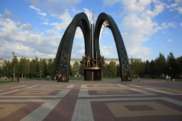 The monument dedicated to oilmen in Surgut, Russia looks like a commercial for a famous fast food brand.