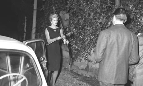 Anita Ekberg brandishes a bow and arrow while confronting the paparazzi in 1960. Photograph Marcello Geppetti-Estorick Collection.