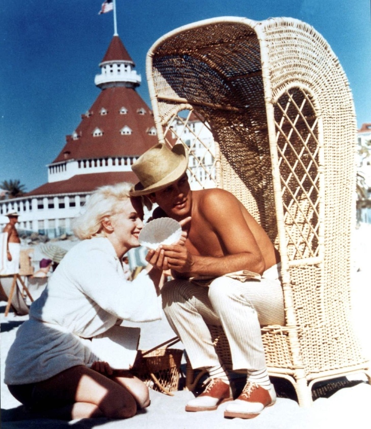 Marilyn Monroe and Tony Curtis on the set of Some Like It Hot