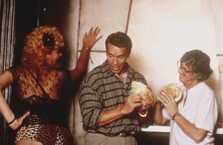 Arnold Schwarzenegger looking at his colleague during the Total Recall shooting