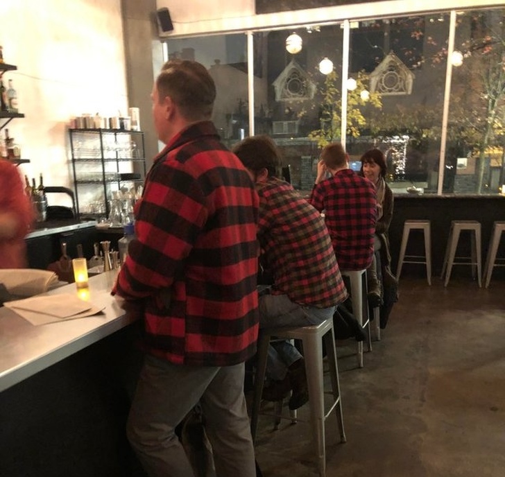 People decided to meet secretly in Portland. They all wore a uniform.