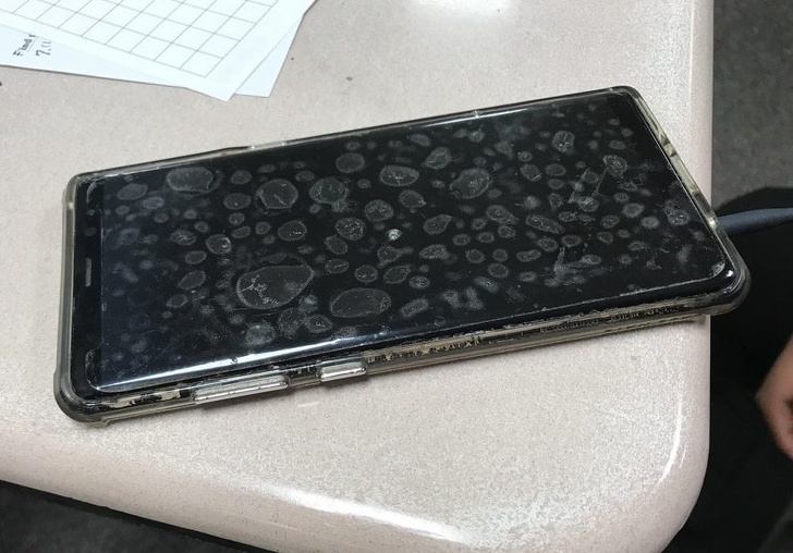The air pockets on my friend’s phone
