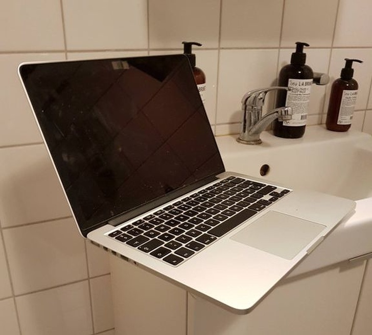 The way my girlfriend places her laptop