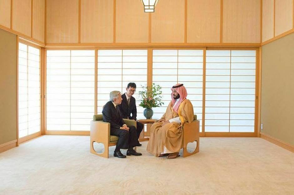 Saudi Crown Prince arrives in Japan with 10 airplanes packed with an entourage, furniture and luxury goods all for his own personal use.
The Japanese Emperor met him in this empty room, with the simplest setting giving a message to MBS that greatness lies in knowledge and higher values and not in an ugly display of wealth.